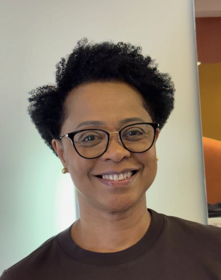 Cliente sorrindo com corte 4C estruturado curto