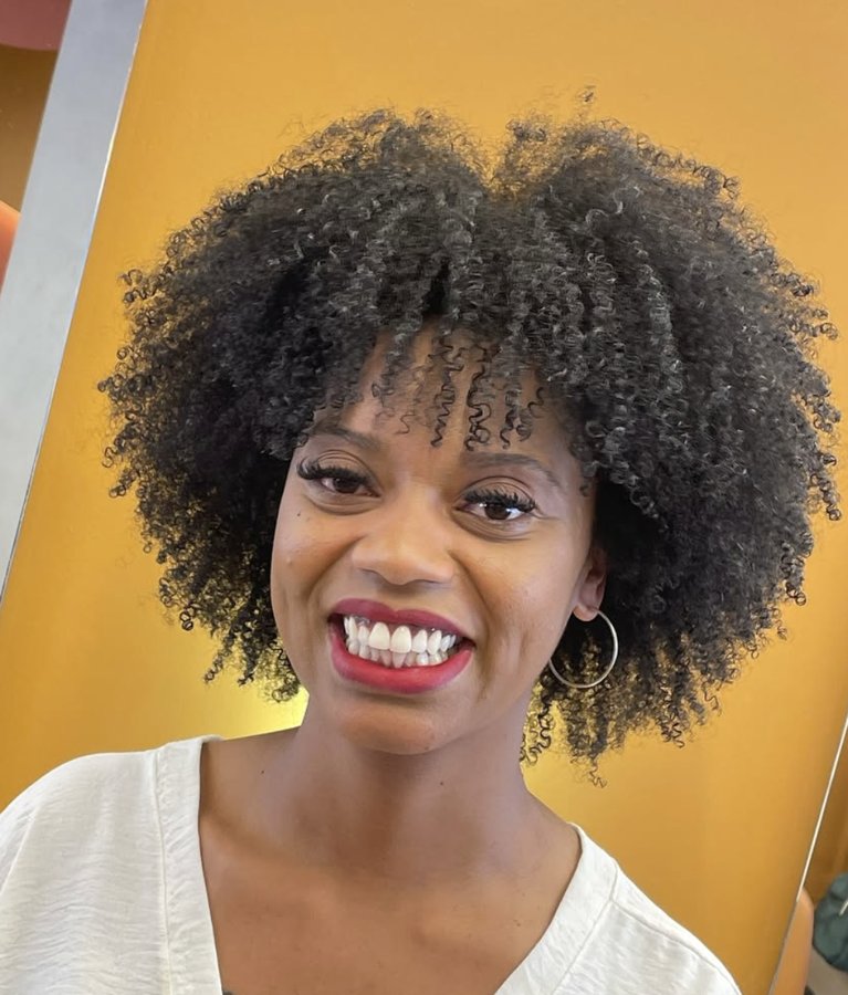 Cliente sorrindo com finalização 4C impecável