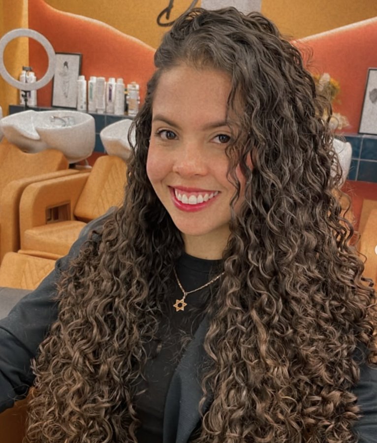 Cliente com cabelo cacheado longo e brilhoso